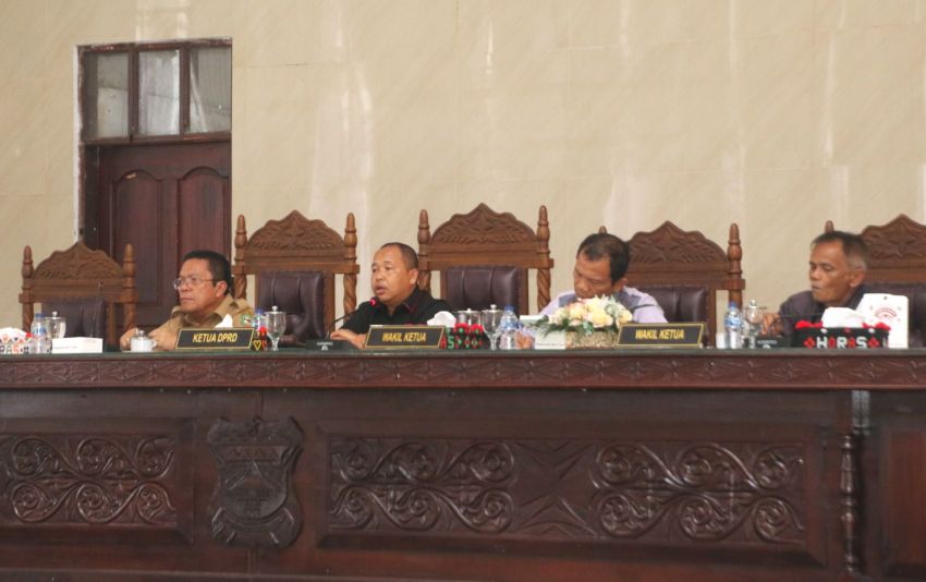 Wali Kota Pematangsiantar Wesly Silalahi SH MKn menghadiri Rapat Paripurna