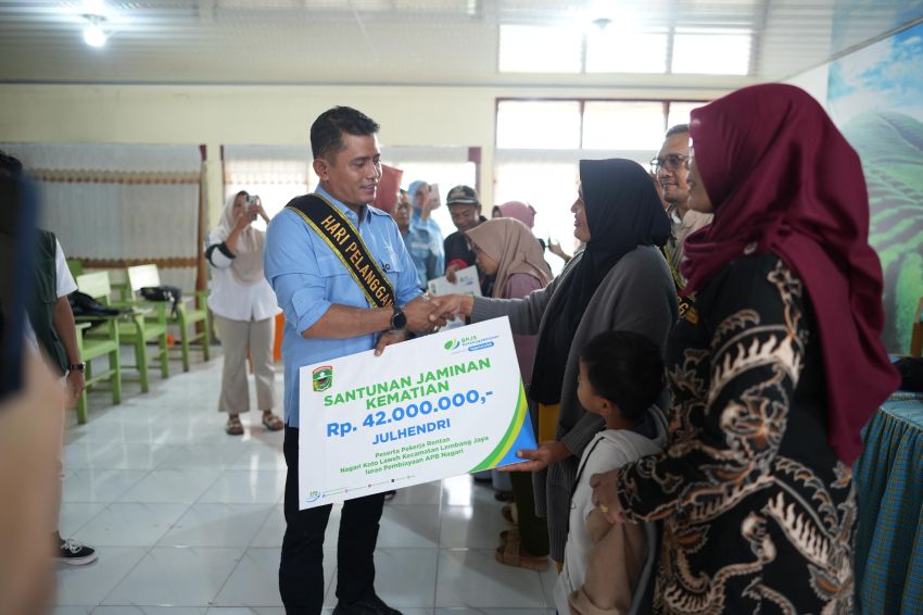 Pemkab Solok Serahkan Santunan Kematian Pekerja Rentan BPJS Ketenagakerjaan di Kecamatan Lembang Jaya
