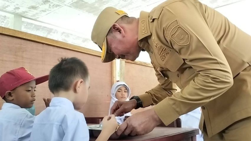 Bupati Saipullah Nasution Pantau Penyaluran MBG di TK Satu Atap SDN 098 Pidoli Lombang Madina