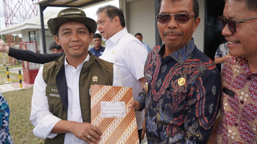 Wakil Bupati Toba Serahkan Proposal Permohonan PKH untuk Jalan kepada Menhut
