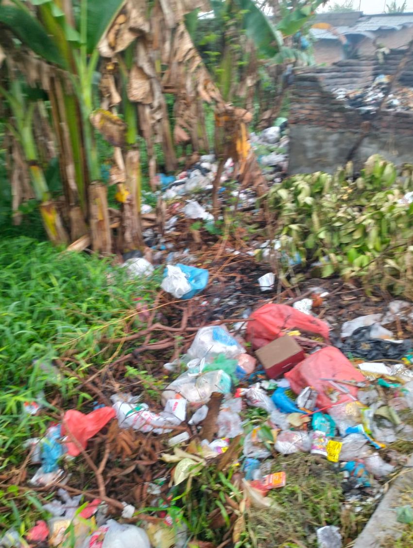 Sungai di Samping Jalan Muspika Batang Kuis Dipenuhi Sampah, Warga Resah