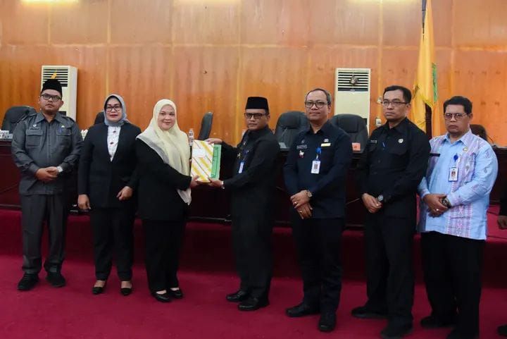 Walikota Padangsidimpuan Sampaikan Nota  Pengantar Rancangan P-APBD 2025