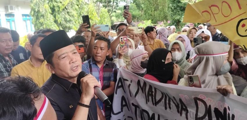 Ketua DPRD Madina Temui Pengunjuk Rasa