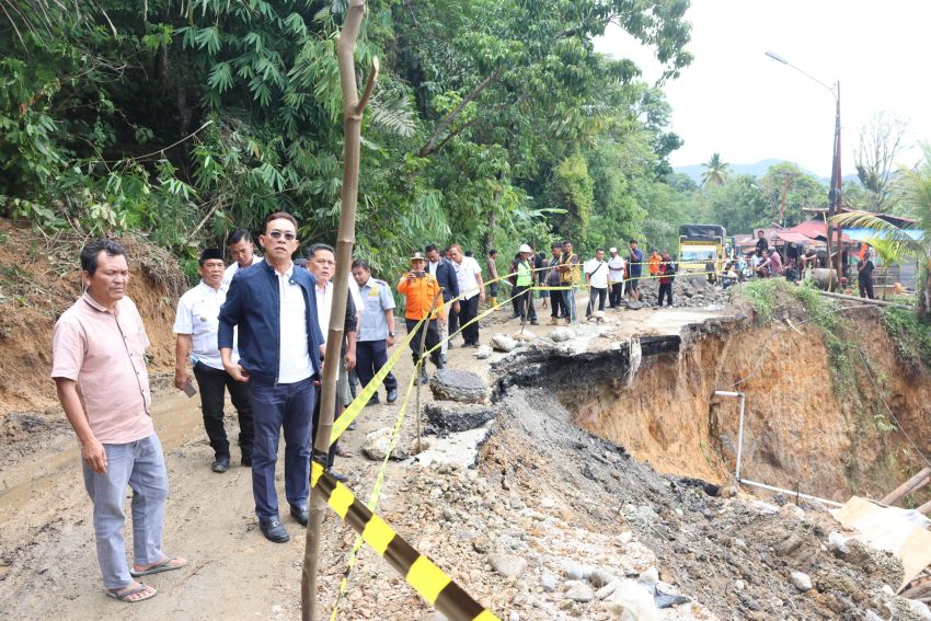 Jalan Nasional di Sipirok Amblas, Bupati Tapsel Hubungi Komisi V DPR RI Andi Iwan Daras Fraksi Gerindra