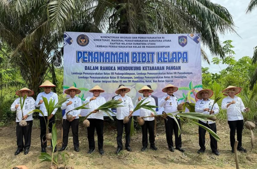 Lapas Padangsidimpuan  Laksanakan Penananan 100 Bibit Pohon Kelapa