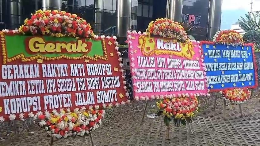 Banjir Karangan Bunga di KPK dukung Bobby Nasution di Periksa