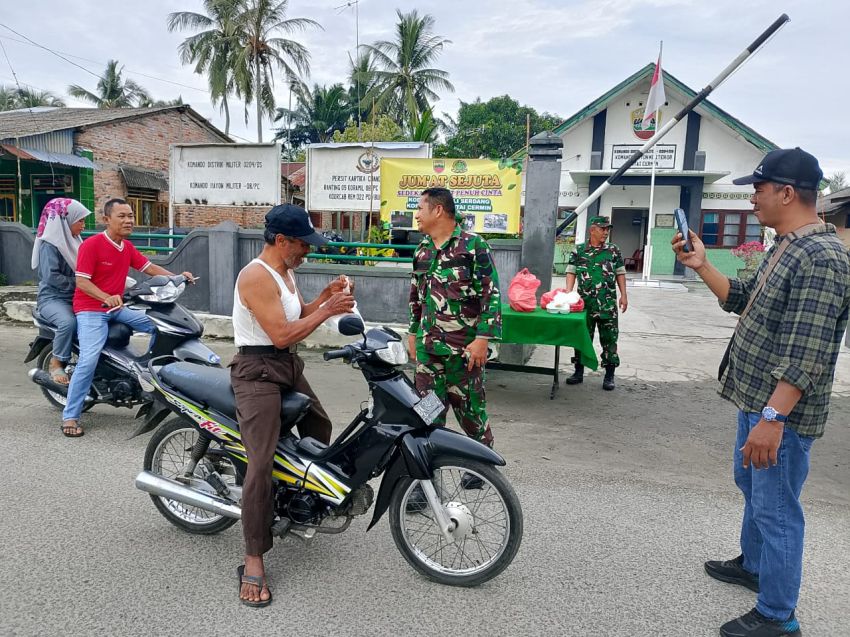Koramil 08 Pantai Cermin Laksanakan gerakan SEJUTA, Bagikan Bingkisan Makanan ke Masyarakat