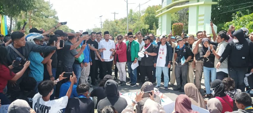 Puluhan Massa Gelar Aksi Damai ke DPRD T. Tinggi