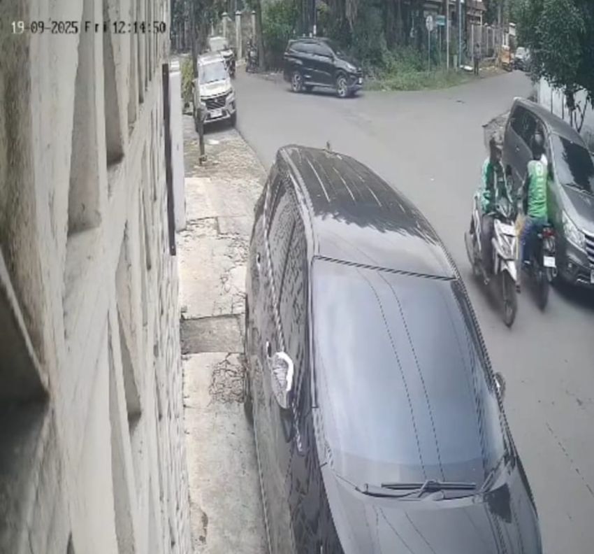 2 Pemotor Berjaket Ojol Beraksi Modus Kaca Tabrakan, Digebuki Warga
