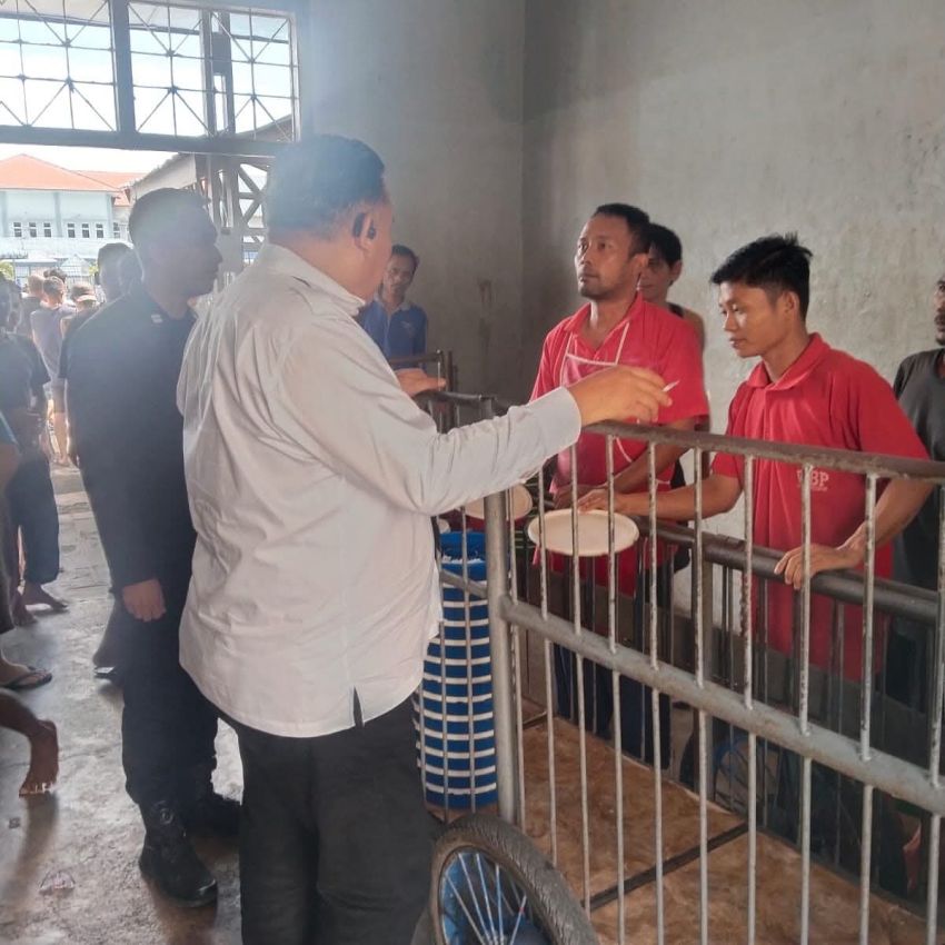 Kalapas Padangsidimpuan Kontrol Keliling Blok Hunian Lapas Padangsidimpuan