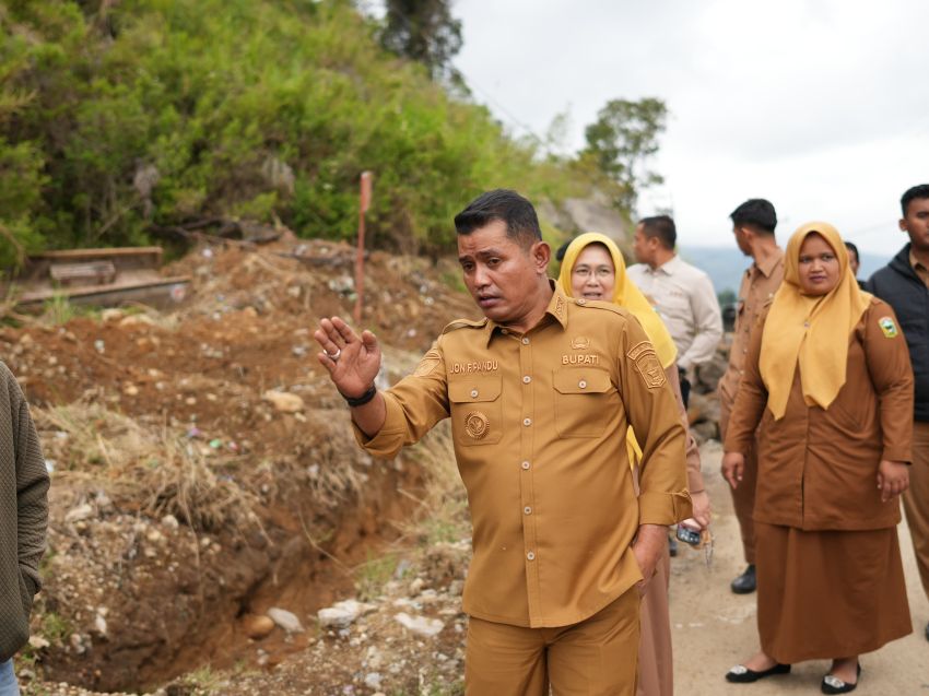 Tanggapi Keluhan Masyarakat, Bupati Solok Turun Langsung Lihat Kondisi Jalan di Jorong Kampuang Dalam Tangah Nagari Kampuang Batu Dalam