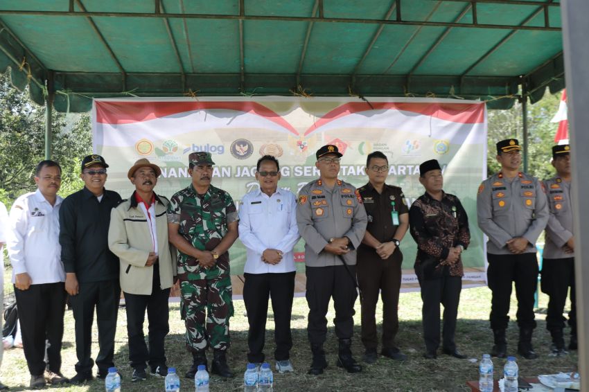 Sekda Bersama Kapolres Pakpak Bharat Tanam Jagung Serentak Kwartal Ke IV Di Desa Cikaok