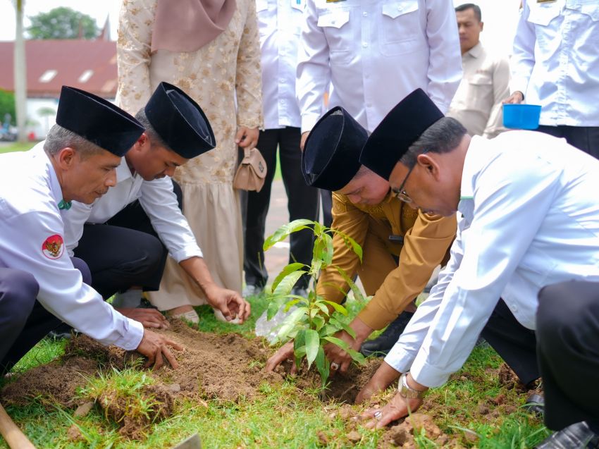 Bupati Solok Ikut Serta Tanam Bibit Pohon dalam Program “Catin Nampak”